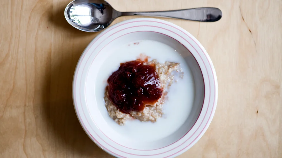 Grund- och förskoleutskottet vill att det tas pengar från de politiska prioriteringarna för att grundskoleelever ska få gratis frukost serverad i skolan. (Arkivbild)