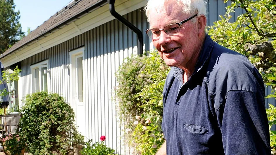 Conny Hansson: – Jag försöker vara sparsam med vattnet. Det som behövs vattnar jag med kanna, men det är inte så mycket. Jag hade tänkt plantera nytt gräs, men det får bli ett höstjobb istället.