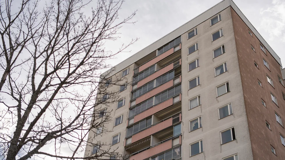 Skribenten kräver stopp för utförsäljning av allmännyttans lägenheter.