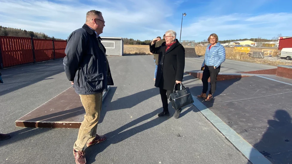 Under tisdagen samlades politiker och tjänstemän i skejtparken vid området där Trosas nya vårdcentral kan komma att byggas.