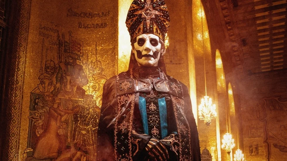 Papa Emeritus (Tobias Forge) skapar ett imperium med sina spöken. 