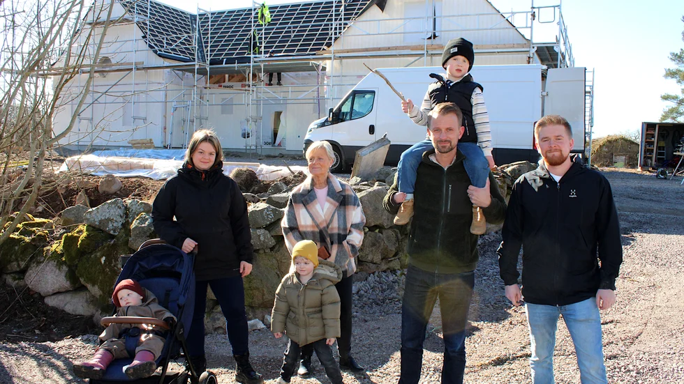 Jimmy Loord, här med sonen Love på axlarna, bygger ett hus till familjen i Tulunda. Som grannar får han sina föräldrar (på bilden syns mamma Britt Jonsson) och sin bror Hampus Jonsson med familj. Kusinen Johanna Sandin, här med sönerna Elton och Edvin, bor med sin familj i närbelägna Tigerstad sedan 2019.
