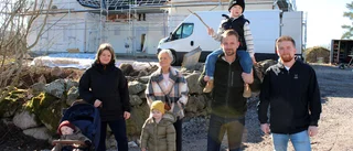 Här är byn där barnfamiljer bygger sig en framtid • "15 barn i byn när vi har kommit på plats"