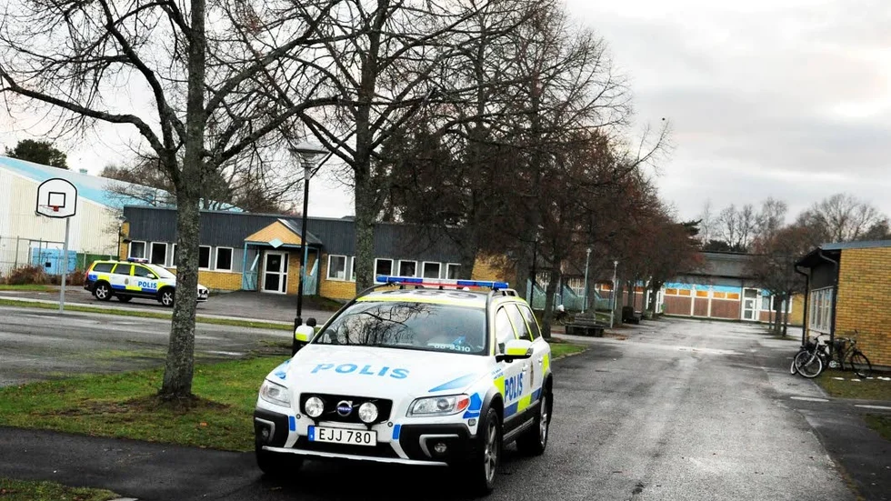 Skolhot. Polis bevakade skolan efter de falska hoten.