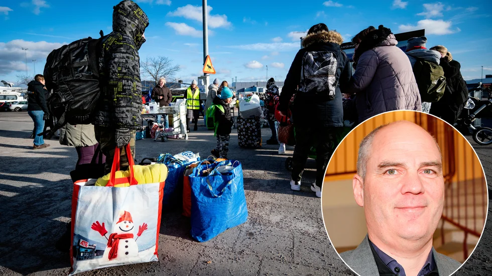Ukrainska flyktingar i hamnen i Karlskrona under torsdagen den 10 mars. Infälld ses Strängnäs kommundirektör Lars Ekström.