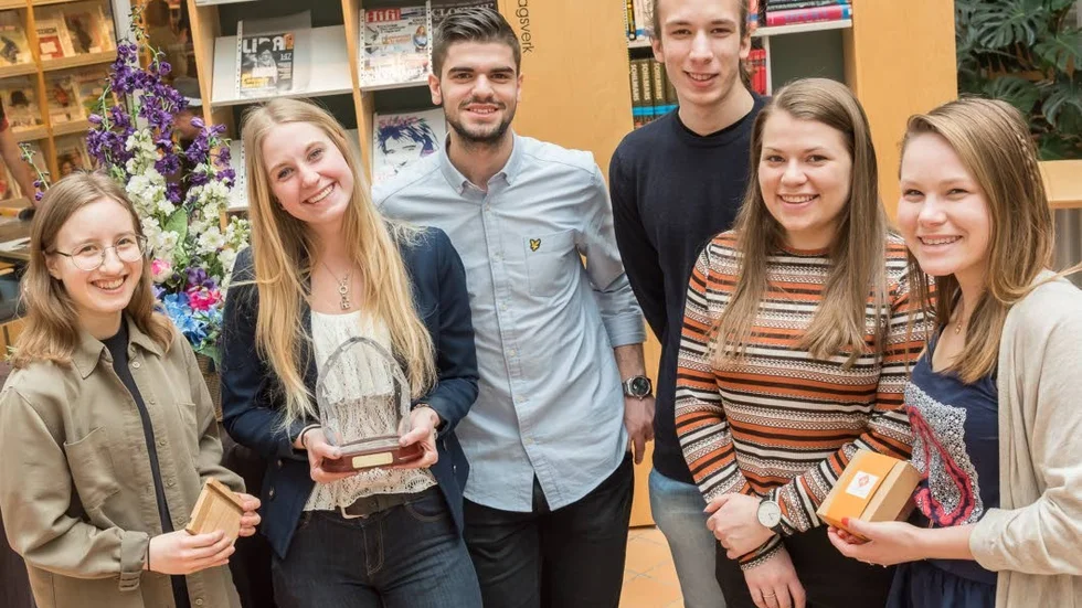 Stolta vinnare. Zofia Os, Emma Wiberg, Enis Skeja, Charalampos Iordanidis, Lisa Heqvist och Lovisa Bäckström.