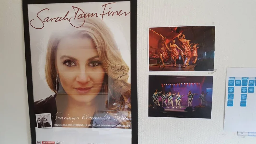 Förebild. En signerad affisch av Sarah Dawn Finer pryder väggen på kontoret. Till höger bilder från Moves framträdande på Tillväxtdagen förra året.