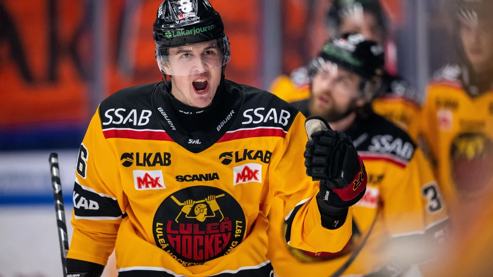 Luleås Radek Muzik jublar efter 1-1 under ishockeymatchen i SHL mellan Växjö och Luleå den 12 mars. Det var början på en härlig lördag för några av klubbens ledare som sedan kunde räkna hem sammanlagt 2,1 miljoner på V75.