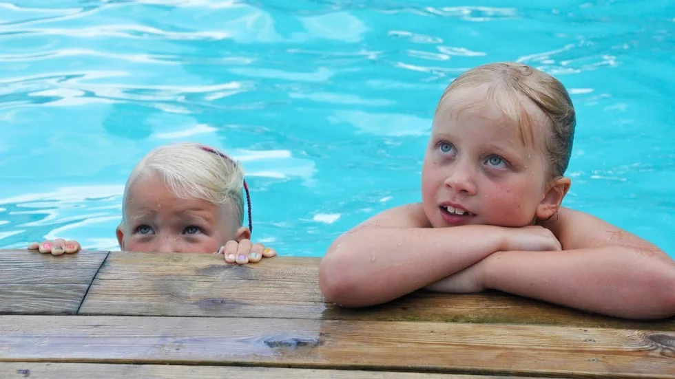 Sommar. Smilla Edström och Sigrid Holmgren har många vänner i simskolan.