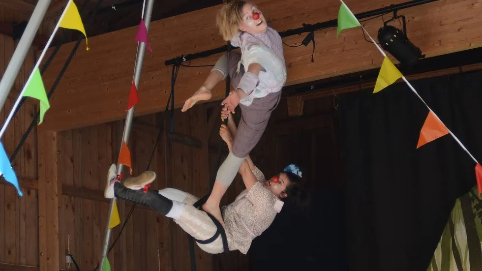 Clowner. Jenny Soddu och Andrea Hilario gjorde konster i trapetsen.