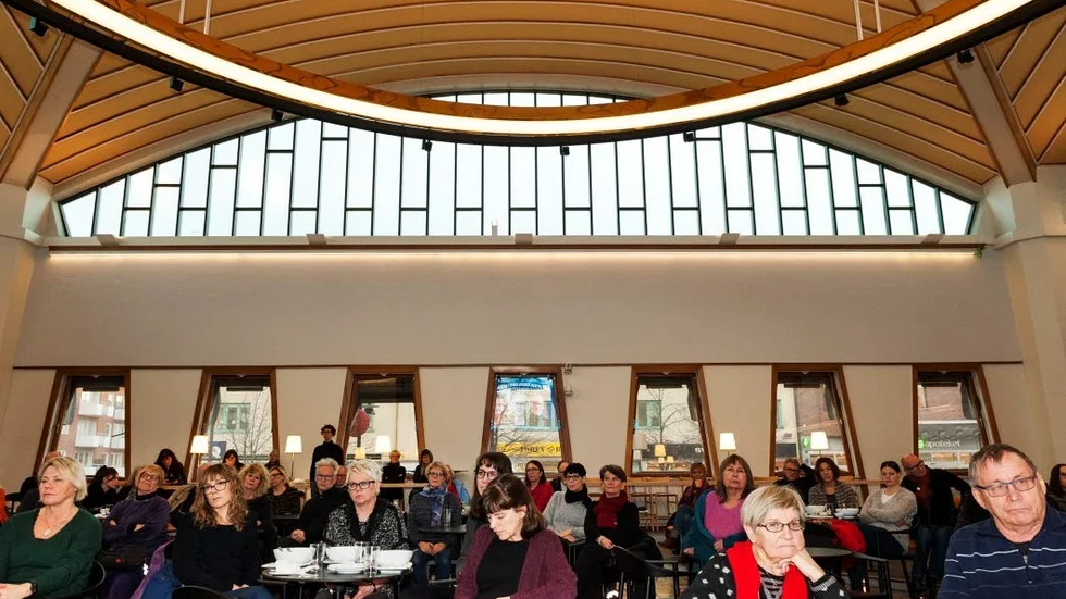 Omkring 60-70 personer hade kommit till Vetenskapens hus mötessal för att lyssna på debatten.