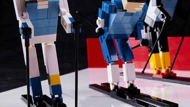 Charlotte Kalla säkrade Sveriges OS-guld i damstafett i ryska Sochi 2014, nu är händelsen förevigad i lego.
