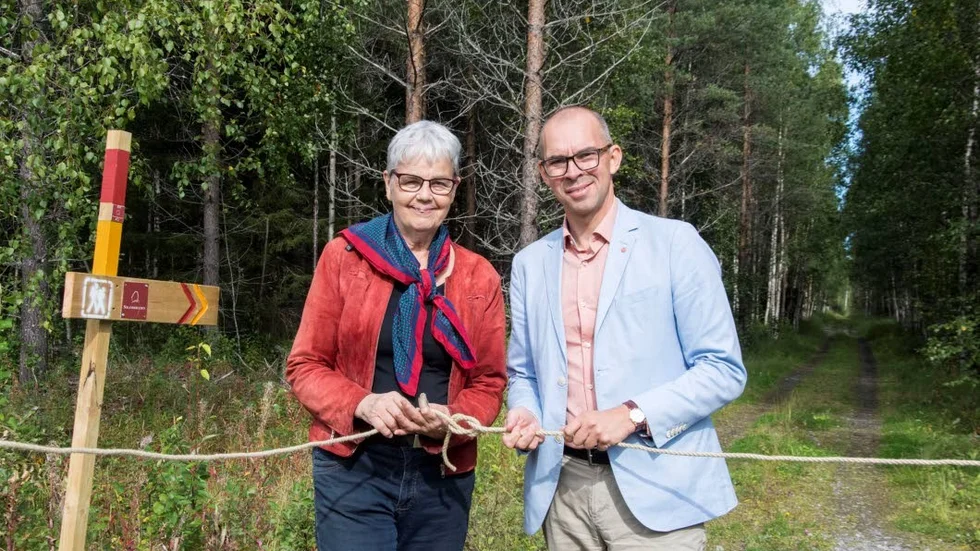 Caroline Trapp och NIklas Nordström såg till att banden mellan Piteå och Luleå blev ordentligt knutna under invigningen av Solanderleden.