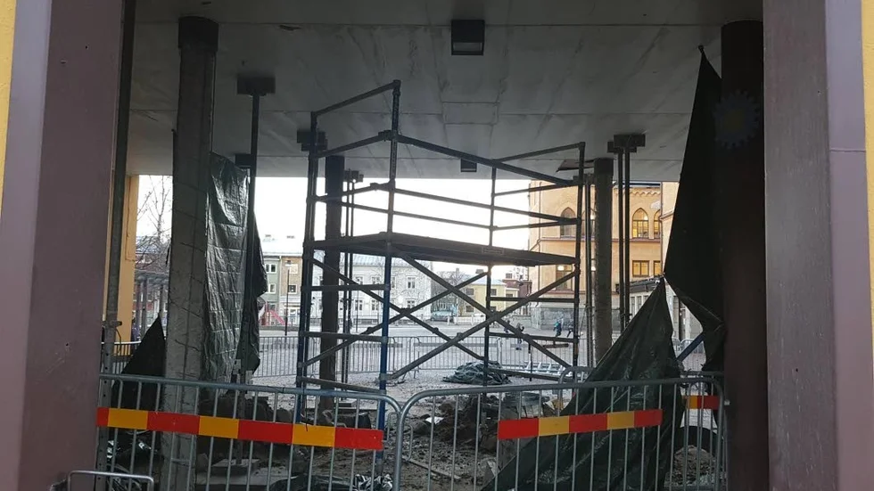 Några pelare mellan huvudbyggnaden och aulan ses just nu över och kommer att snyggas till.