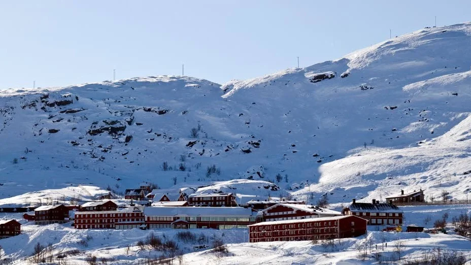 Lugnet före stormen. Riksgränsen andas öppningshelg. Personalen jobbar för fullt inför premiären.