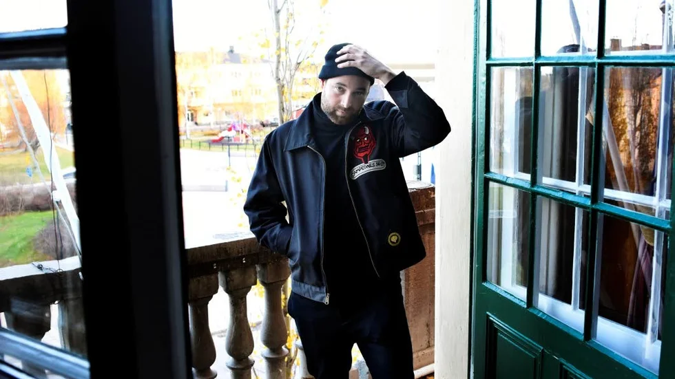 Zacke är ute på turné bland länets skolor och hoppas kunna inspirera ungdomarna till att verka utifrån deras perspektiv. Själv föregår han med exempel genom att flytta hem till Luleå inom kort.