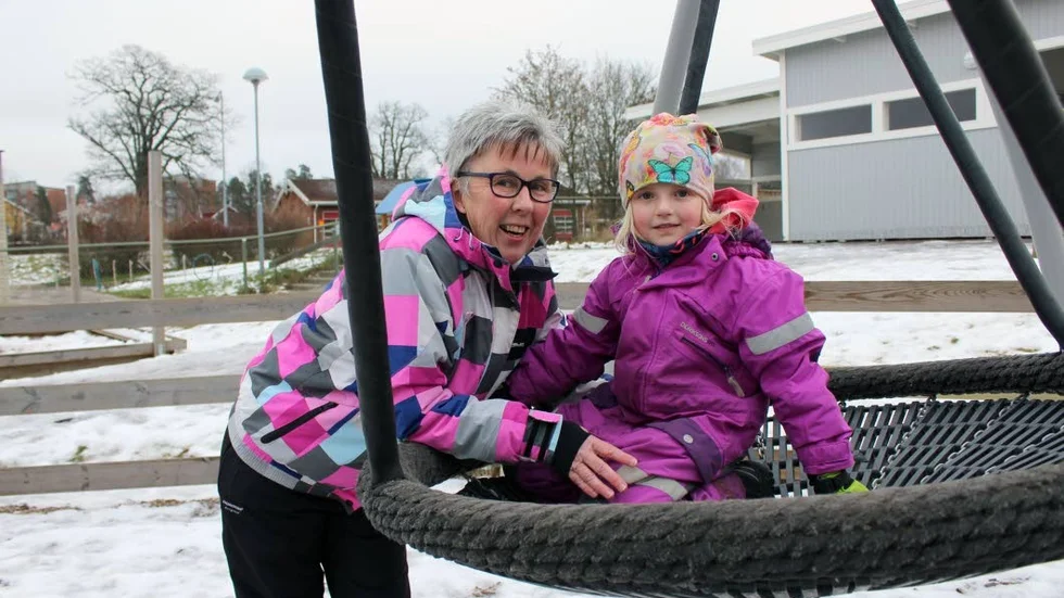 Jobbande pensionär. Gittan Lindh, här med Elsa Höglund, trivs på förskolan Solkullen i Gamleby.