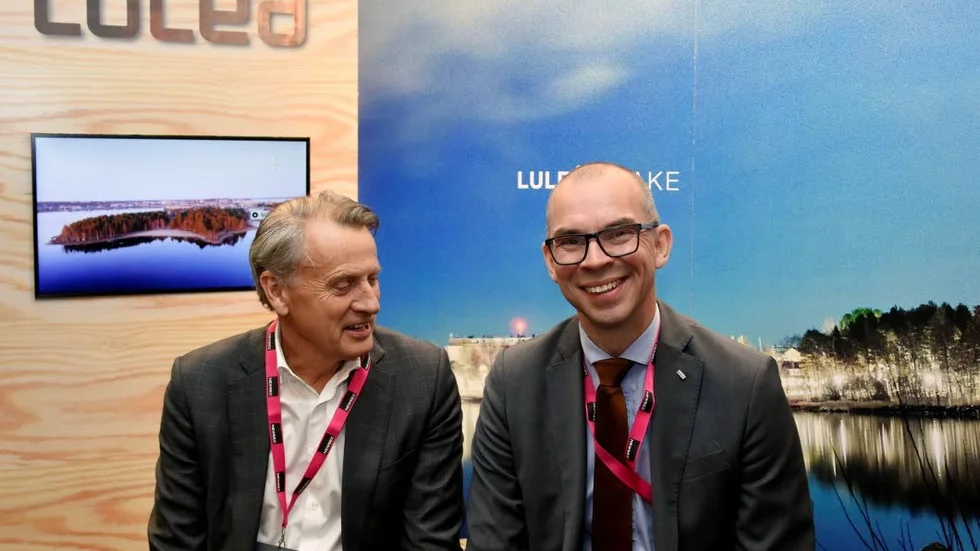 Anders Sundström, ordförande Kaunis Iron, och Luleås kommunalråd Niklas Nordström njöt i folkvimlet på Business Arena.