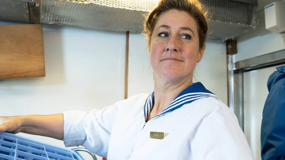 Ingela Nyberg jobbar som servitris på båten.