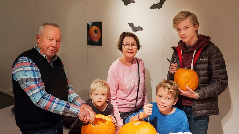 Adam, Vilmer och Simon Tienso med mormor och morfar.