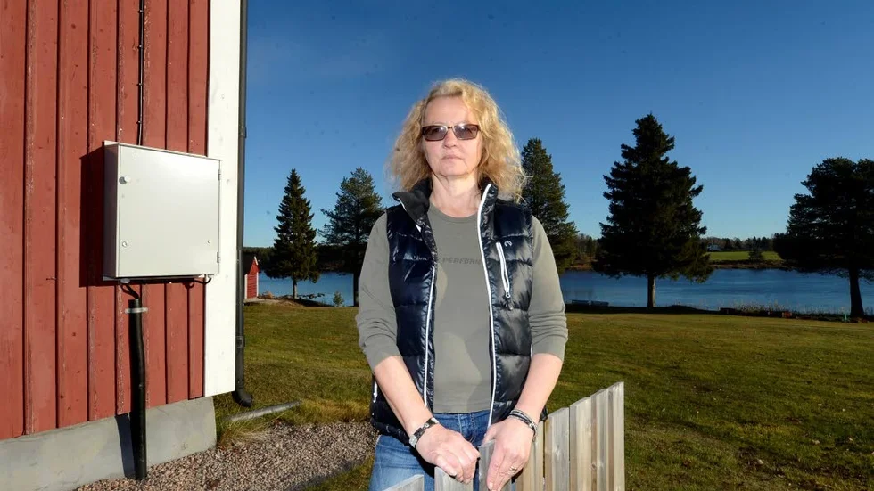 Sonja Isaksson kunde aldrig tro att nykomlingen i byn i själva verket var efterlyst av Interpol. Sonja Isaksson couldn't believe that the newcomer was wanted by Interpol.