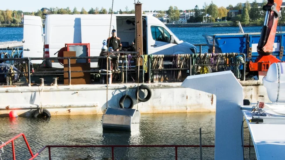 Tunnorna bärgades på samma ställe som ubåten en gång lyftes upp från vattnet efter att den kantrat på grund av att tunnorna tog in vatten.
