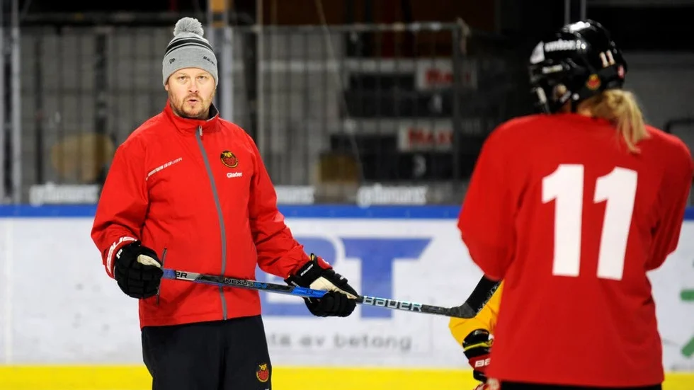 Jenni Hiirikoski skrämde tränare Fredrik Glader under träningen.