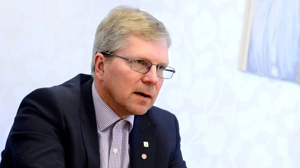 Varken förra kommunalrådet Mikael Larsson (V) eller tjänstemännen som var med på mötet där en överenskommelse om skadestånd träffades med en företagare ska ha haft befogenhet att fatta ett sådant beslut.