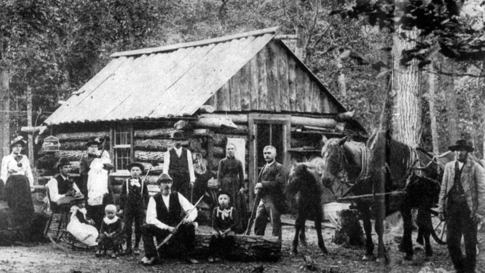 MINNESOTA 1887. Olof Olsson med familj har slagit ner sina bopålar i Rush City, Minnesota. Vid emigrationen från Sverige till Nordamerika från slutet av 1800-talet till tidigt 1920-tal lämnade ungefär 1,3 miljoner svenskar Sverige och flyttade främst till USA. 
