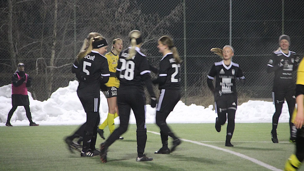 Fanna BK jublar efter segern mot GUSK i Upplandscupen.