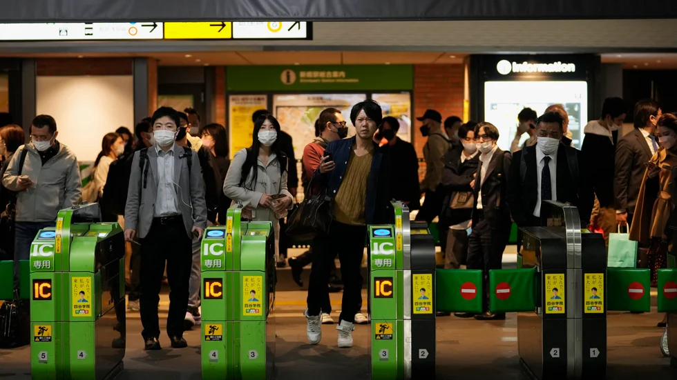 Tunnelbanan i Tokyo stängde efter skalvet, och invånarna fick lämna stationerna.