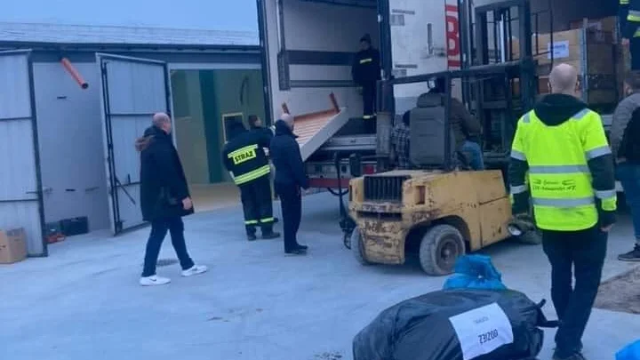 Här lossas den gotländska hjälpsändningen till ukrainska flyktingar i Polen.