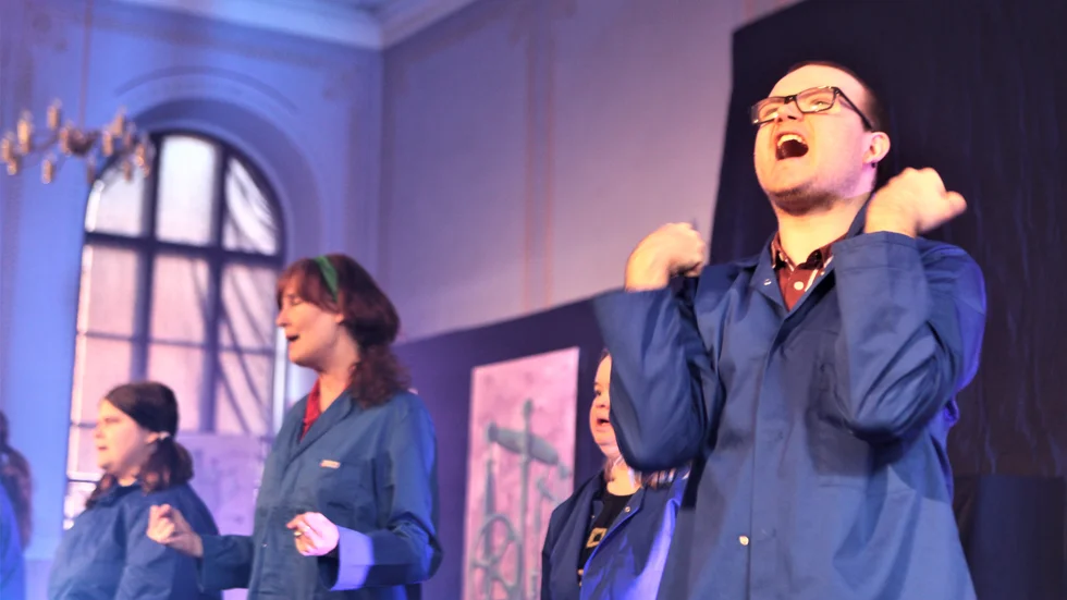 Kim Buskas går loss i inledande låten "Working class hero". För pjäsen handlar om det, arbetarklasshjältarna som startar en egen teater. Intill står ledaren Ylva Olsson.