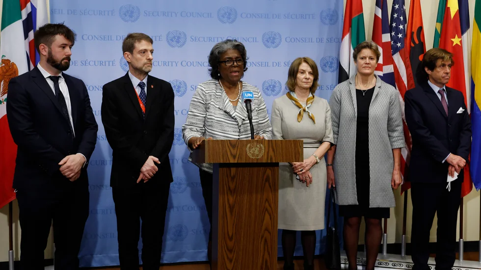 USA:s FN-ambassadör Linda Thomas-Greenfield läser upp ett gemensamt uttalande i FN:s säkerhetsråd. Vid sin sida har hon Albaniens, Frankrikes, Irlands, Norges och Storbritanniens representanter i rådet.