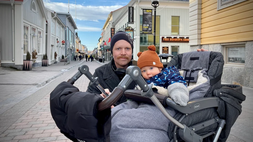 Johan Nordlund med sonen Gulliver, Piteå: "Jag ska jobba hela helgen. Jag jobbar på räddningstjänsten, så det blir att vara på stationen. Sedan ska jag väl förhoppningsvis hinna umgås med den här lilla grabben."