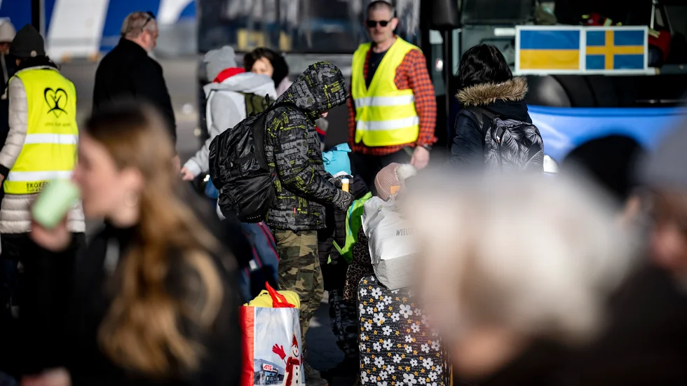 Många flyr nu krigets Ukraina. Bilden visar ukrainska flyktingar på väg mot väntande bussar efter ankomst till hamnen i Karlskrona.