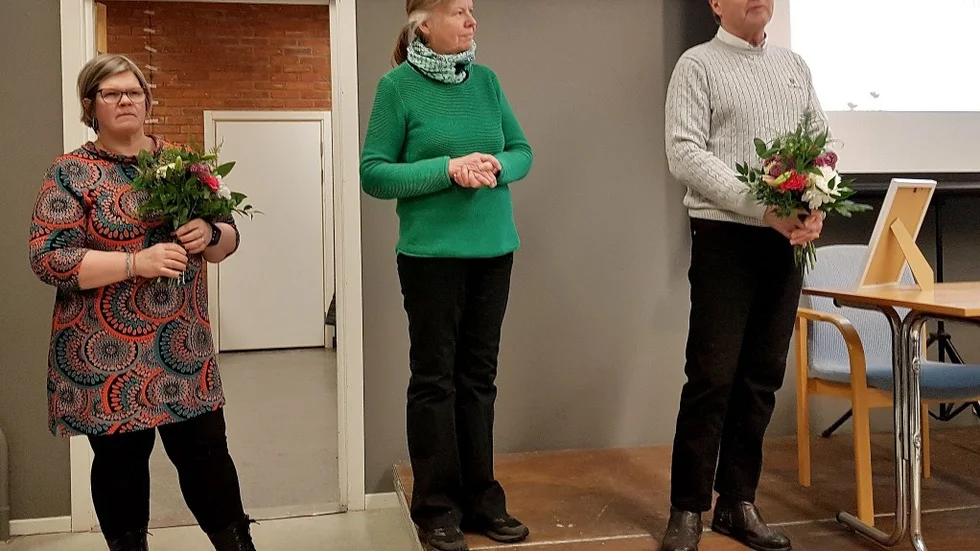Nya kretsordförande för Centerpartiet Agneta Nilsson och avgående ordförande Berit Hardselius delade ut blommor och diplom till vidselbon Jerry Lindblom som varit en drivande kraft i Vidsels byagård.