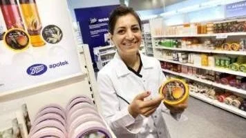 Hanna Daoud är chef på Apoteket Boots på Vaksalagatan.