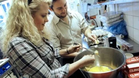 Elisabeth Westerlund och Daniel Westerlund gör ordning grilljeringen till julskinkan.