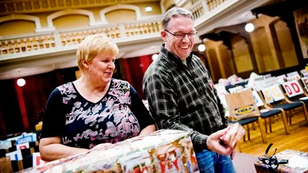 Susanne Alnesjö och Michael Hjerpe på Frälsningsarmén i Uppsala delar ut julklappar till familjer med tuff ekonomi.