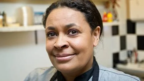 Carolyn Phillips gör tilltugg.