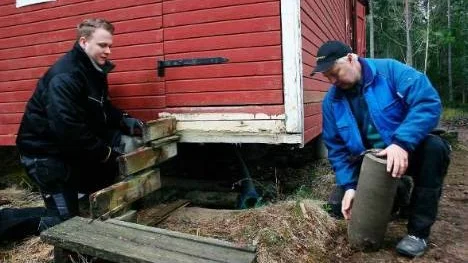 Johan Berg och Urban Berg inspekterar förödelsen.