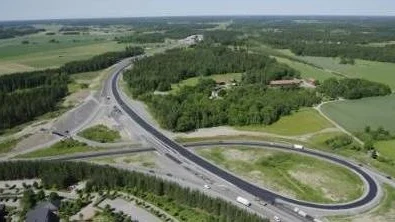 Många åker fel på nya E 18 vilket kan leda till olyckor.