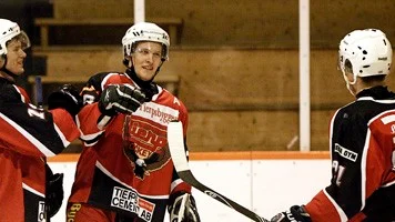 Tomas Berlin och Tierp jublar efter 2-0-målet.