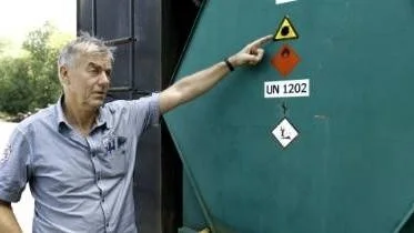 Karl-Gustav Håstedt, skogslärare vid Jällagymnasiet, hittade borrhålet efter helgen. Någon har tömt en dieseltank på närmare 1 500 liter.