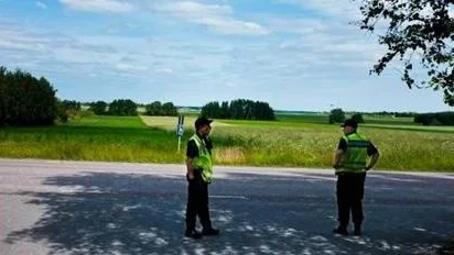 Poliser i arbete.