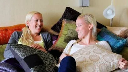 Jenny och Sara Haglund på mellanlandning i Tierp.