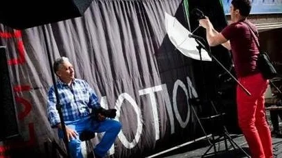 Luciano Escanilla sitter själv modell medan Antonio Giacopo sätter ljuset.