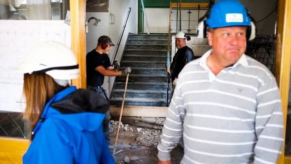 Bostadsbygge. I förgrunden platschef Jukka Alila.