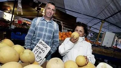 Guy och Tourna Audoine från Frankrike är på besök i Uppsala och gillar idén med att kunna handla frukt och grönsaker även på natten.